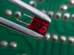 l'investigatore privato possiede gli strumenti tecnici, i rilevatori adeguati e le conoscenze tecniche per eseguire una bonifica da microspie